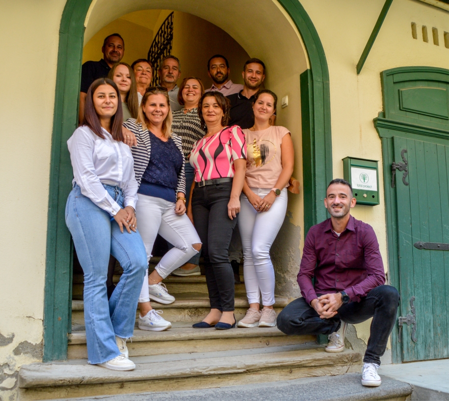 alt.contact.team-photo-hover